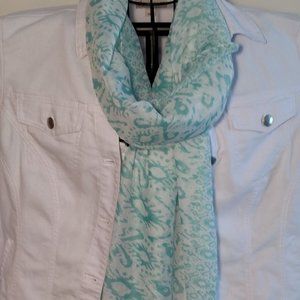 ***3 FOR $15*** Ladies Green & White fashion scarf with a southwest pattern